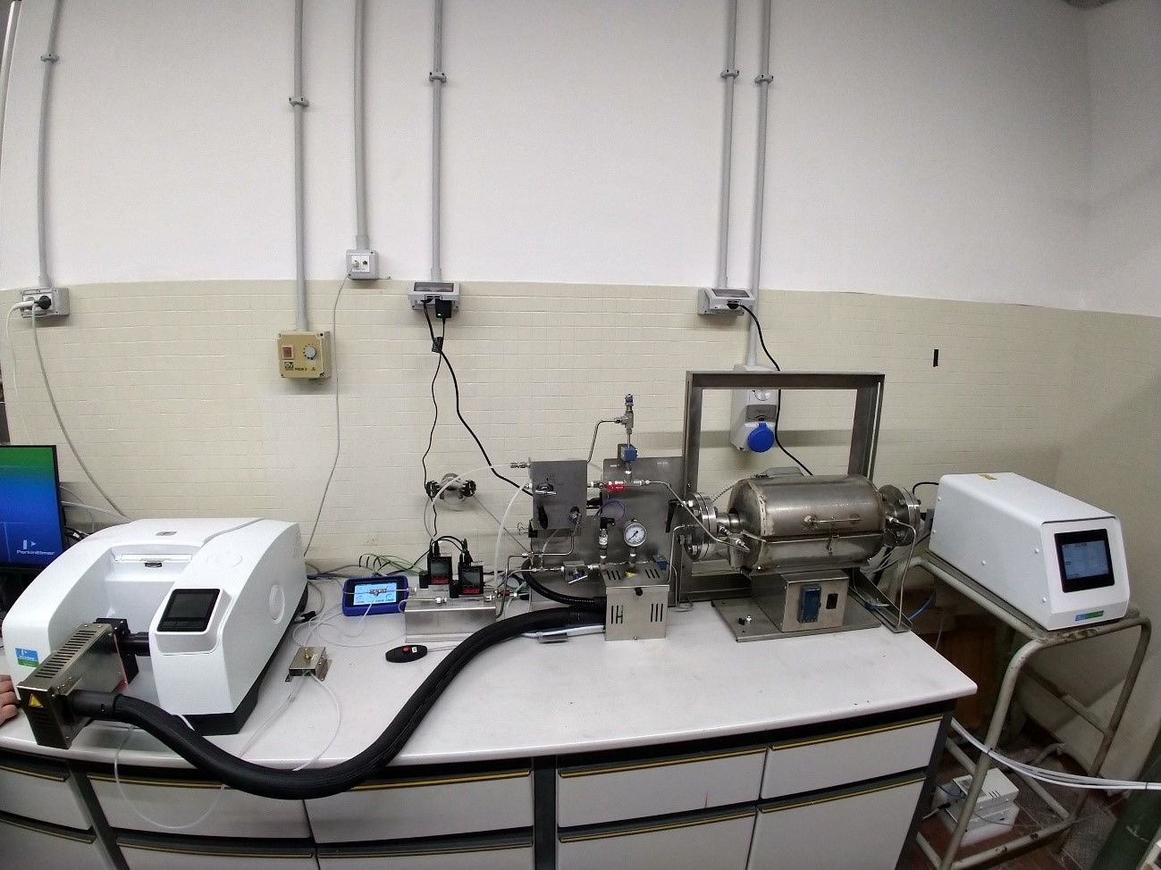 Spettrofotometro FT-IR "Spectrum 3" collegato a impianto per lo studio degli eventi termici 